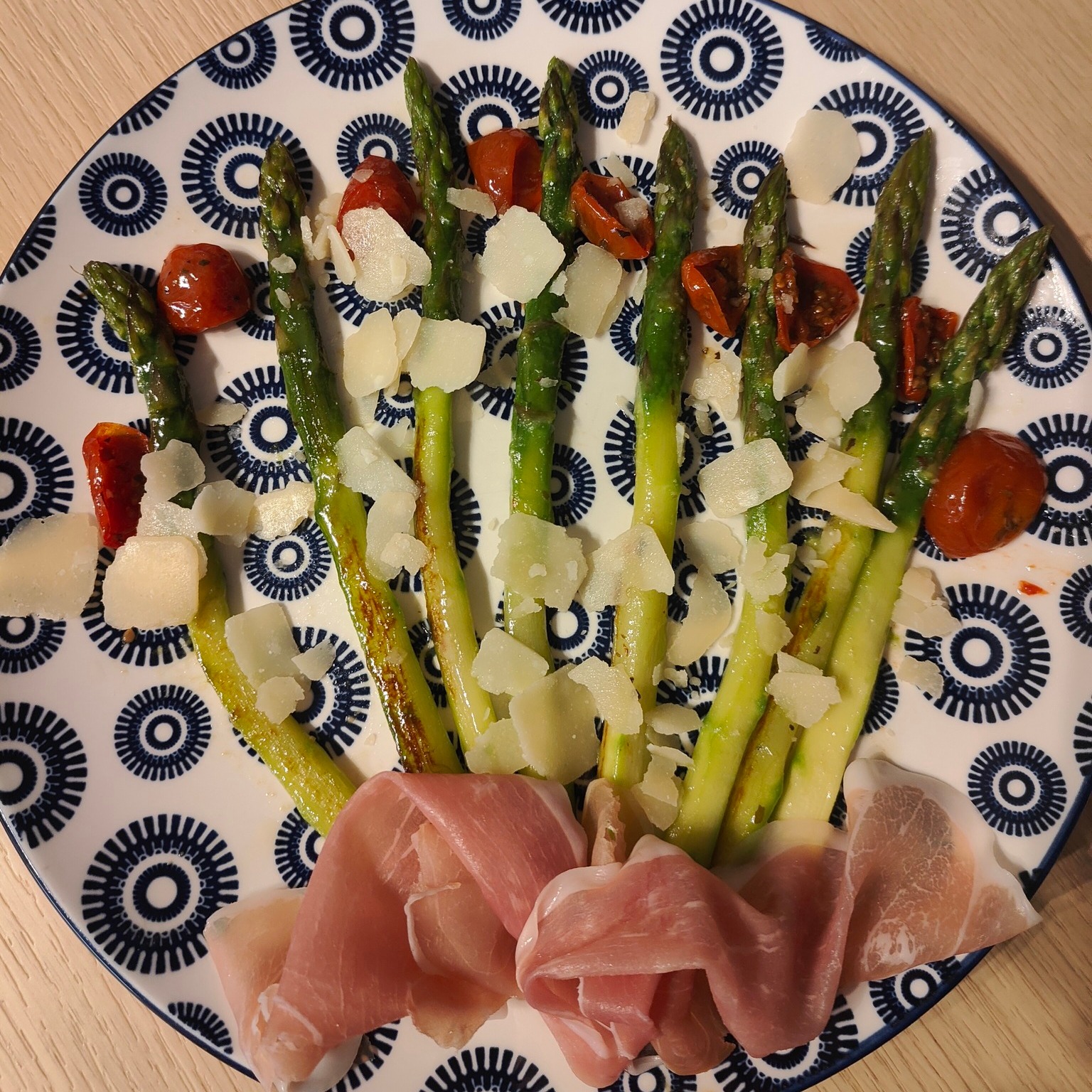 Les choses simples sont souvent les meilleures. Il n'y a pas si longtemps, nous nous sommes faits des #asperges vertes à la poêle avec un peu de #parmesan et de jambon cru. Yummy #cuisine  #yummy #food #InstaFood #cuisinemaison
