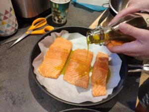 Pavé de saumon aux coques, algues et œufs de truite