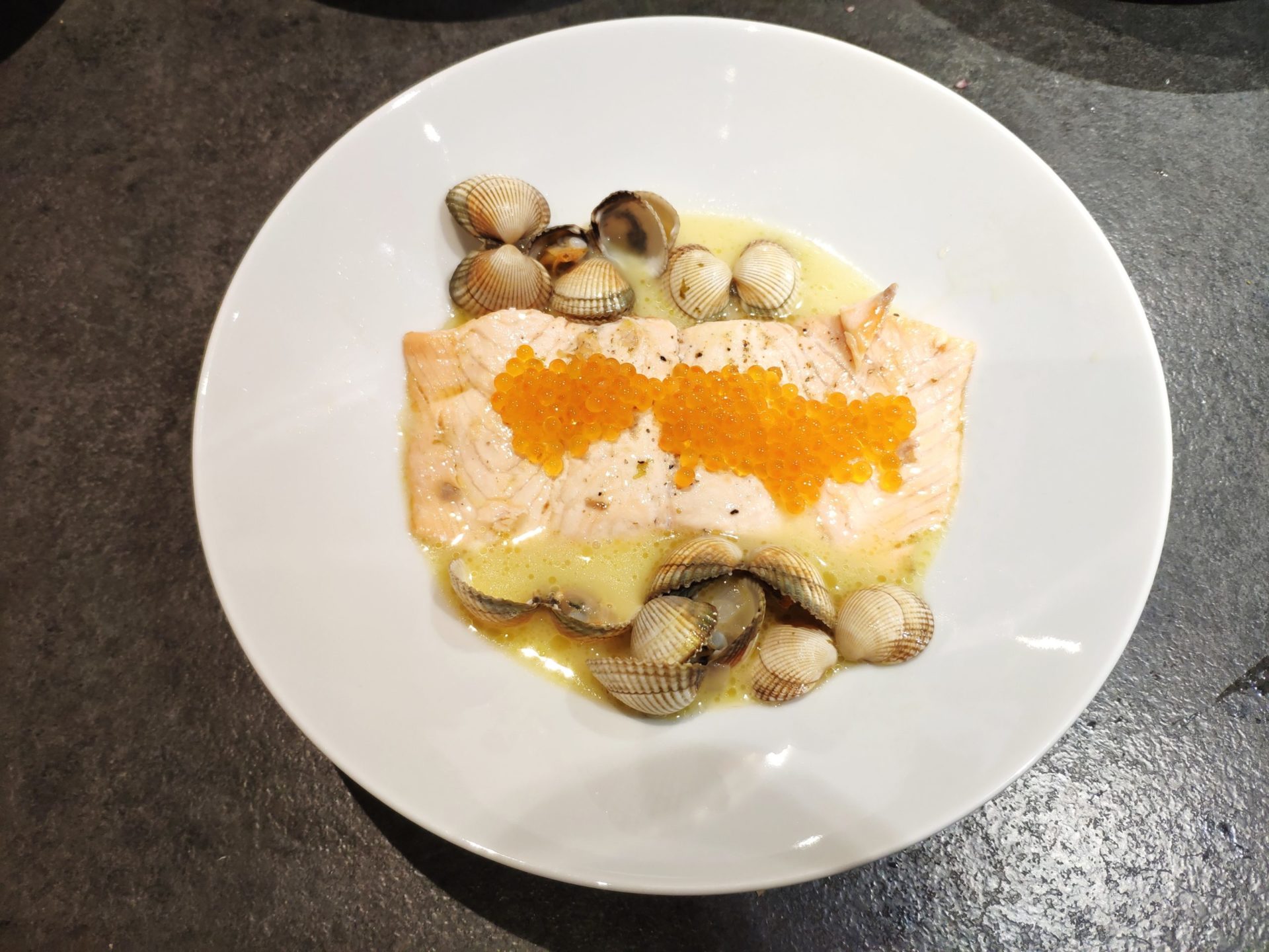 Pavé de saumon aux coques, algues et œufs de truite