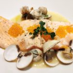 Pavé de saumon aux coques, algues et œufs de truite