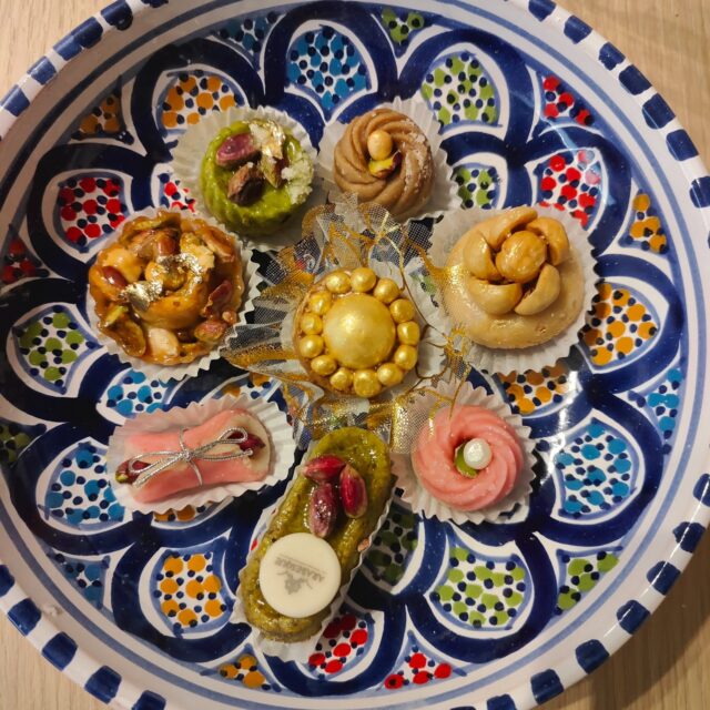 En #tunisie , nous avons mangé d'excellents #gateaux de chez @arabesque__patisserie
A tester absolument par toute voyageur se rendant à #djerba