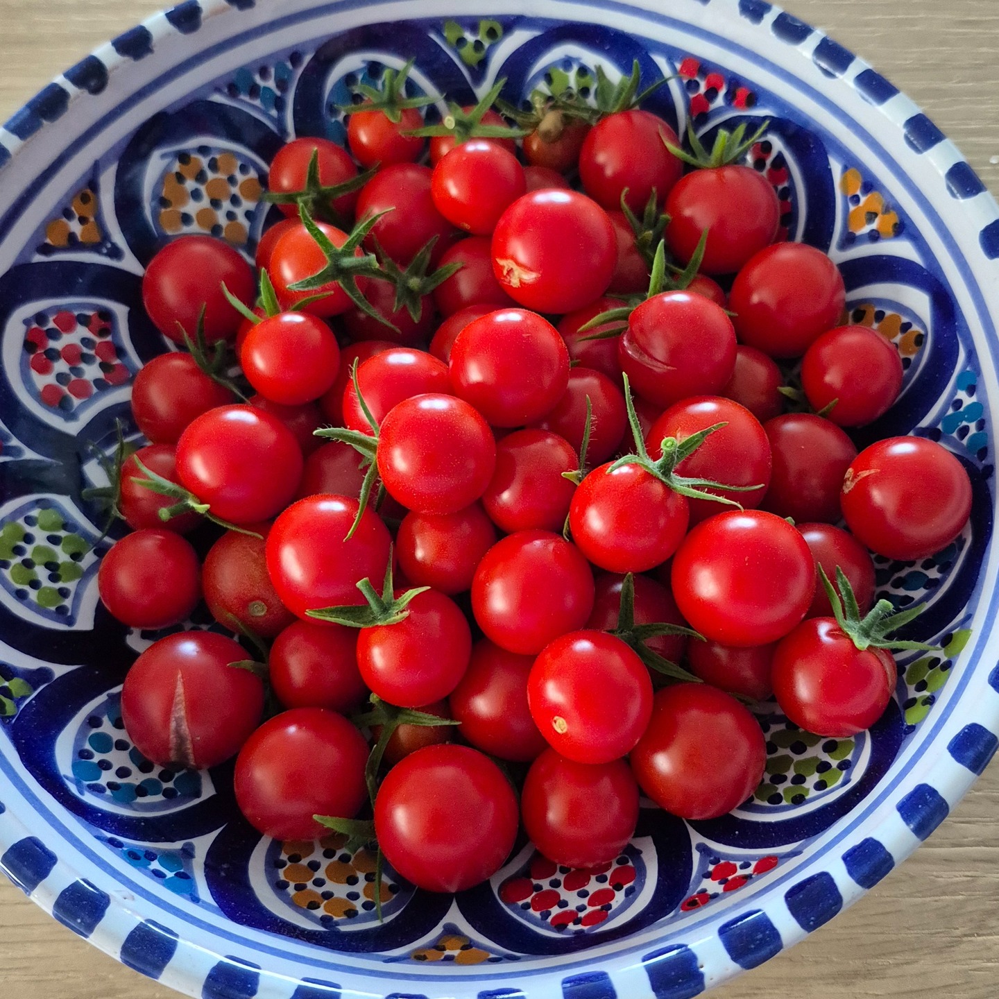 Première récolte de tomates cultivées dans l'appartement. Merci à la @villelevallois pour les pieds offerts lors de Jardin Bonheur !
#yummy😋 #tomate #tomato #levallois #instafood