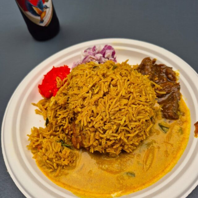 Fête de #ganesh ce week-end à #Paris 
L’occasion de bien manger, même si la présentation laissait souvent à désirer 😅
#yummy #indianfoodlovers #food #foodporn #foodstagram